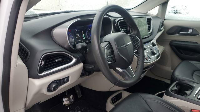 Certified 2024 Chrysler Pacifica Touring-L image 8