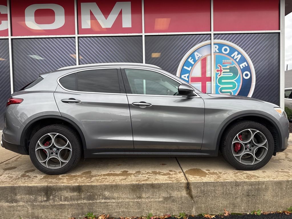 Used 2018 Alfa Romeo Stelvio Ti image 2