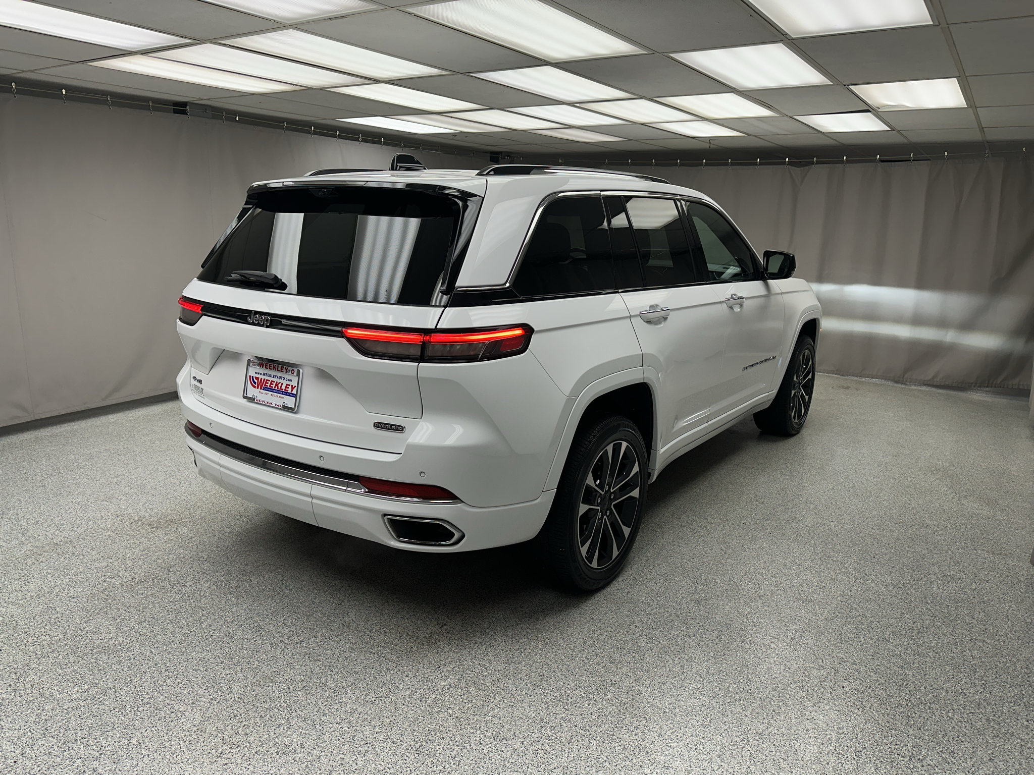 Used 2023 Jeep Grand Cherokee Overland w/ Luxury Tech Group IV AWD/4WD image 20