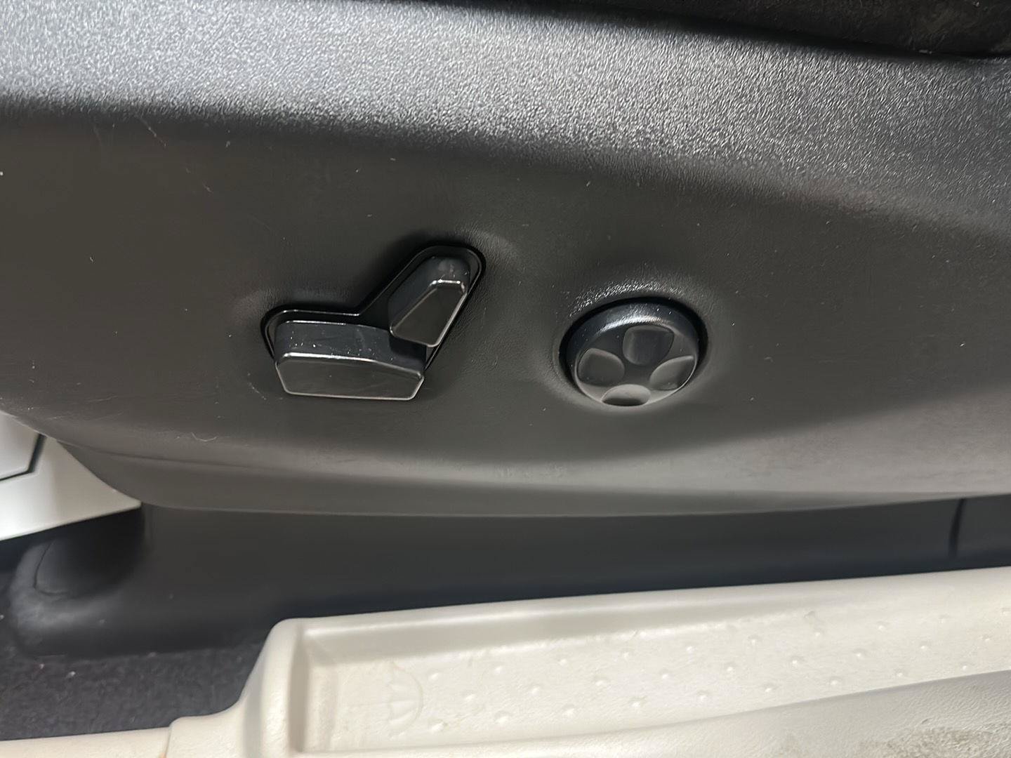 Used 2023 Chrysler Pacifica Touring-L FWD image 16