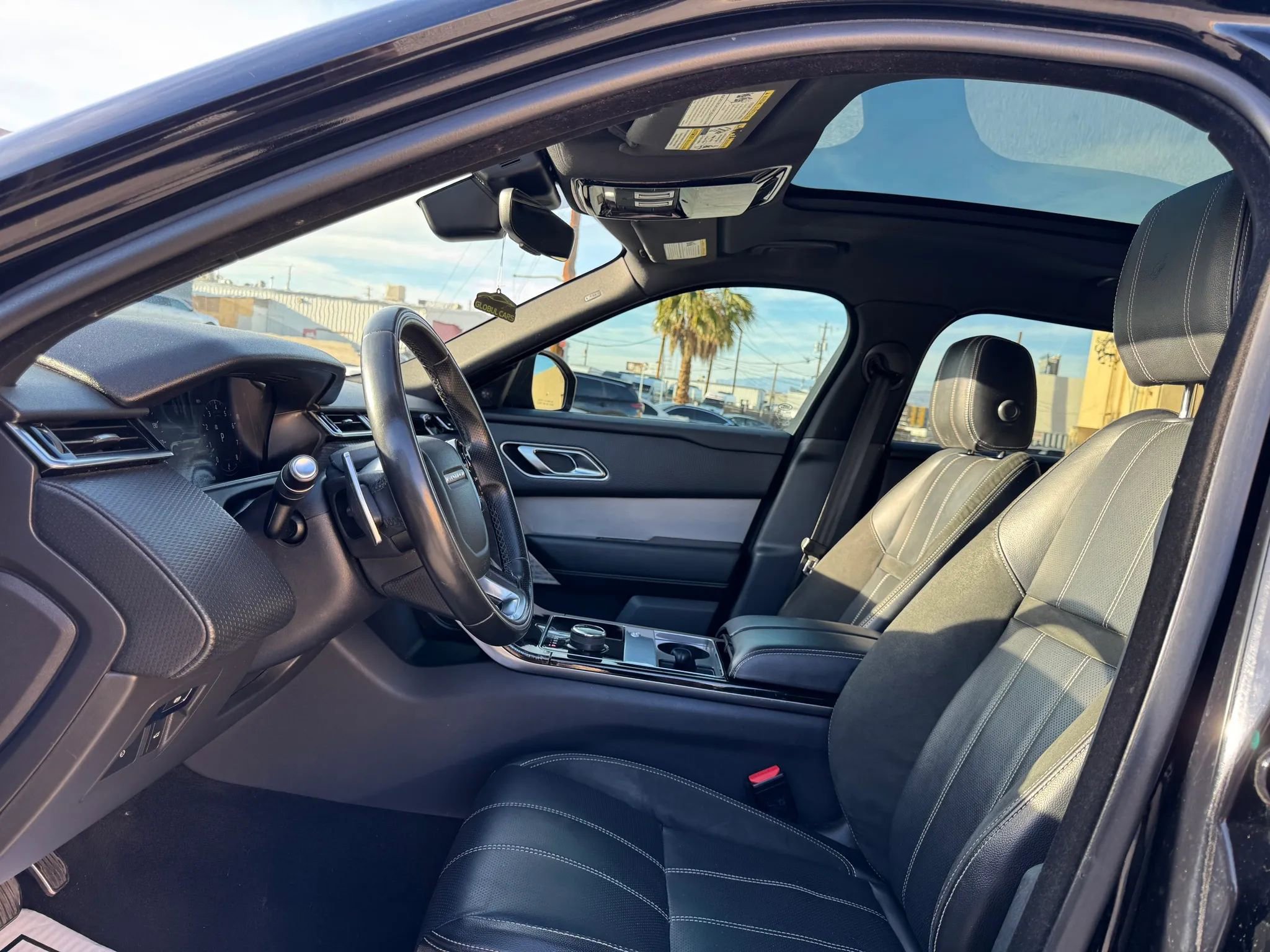 Used 2019 Land Rover Range Rover Velar R-Dynamic SE AWD/4WD image 12