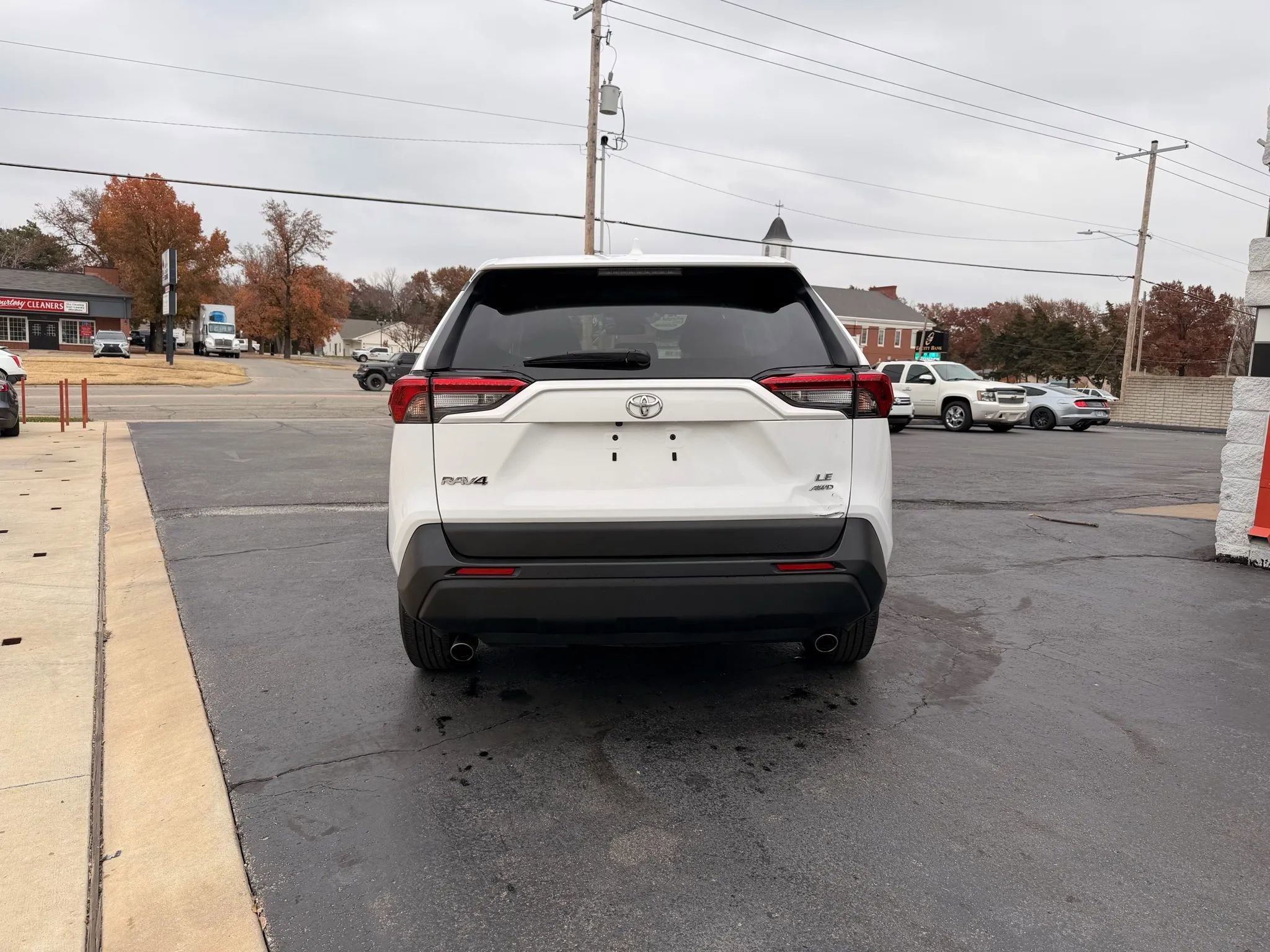 Used 2022 Toyota RAV4 LE w/ Carpet Mat Package (TMS) image 4