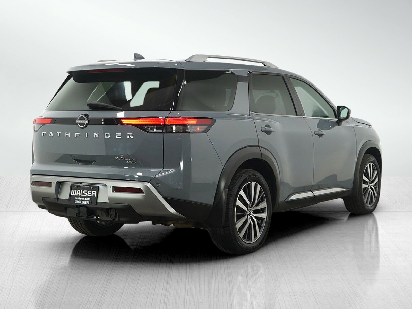 Used 2022 Nissan Pathfinder Platinum image 5