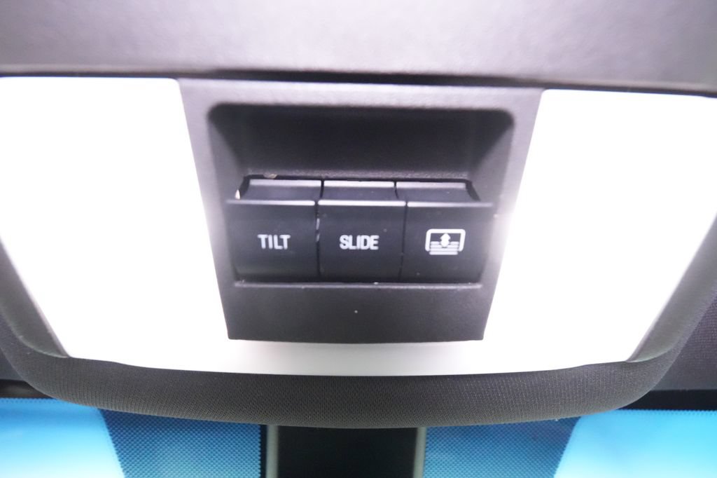Used 2013 Lincoln MKS AWD image 39