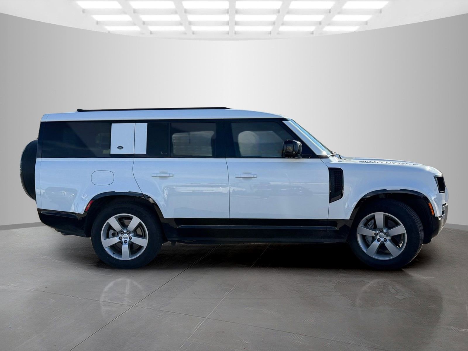 Used 2023 Land Rover Defender 130 S image 4