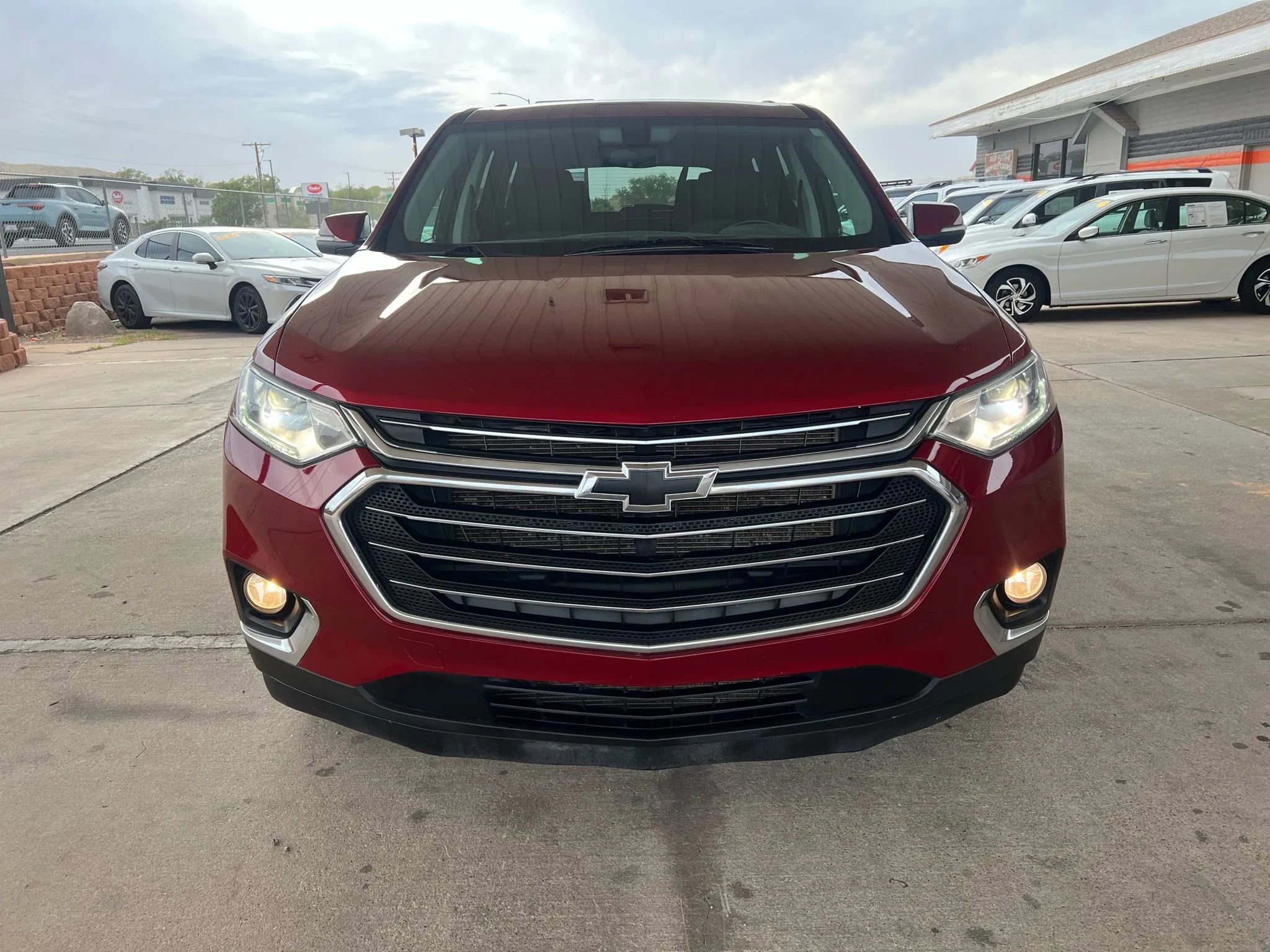 Used 2021 Chevrolet Traverse LT image 2