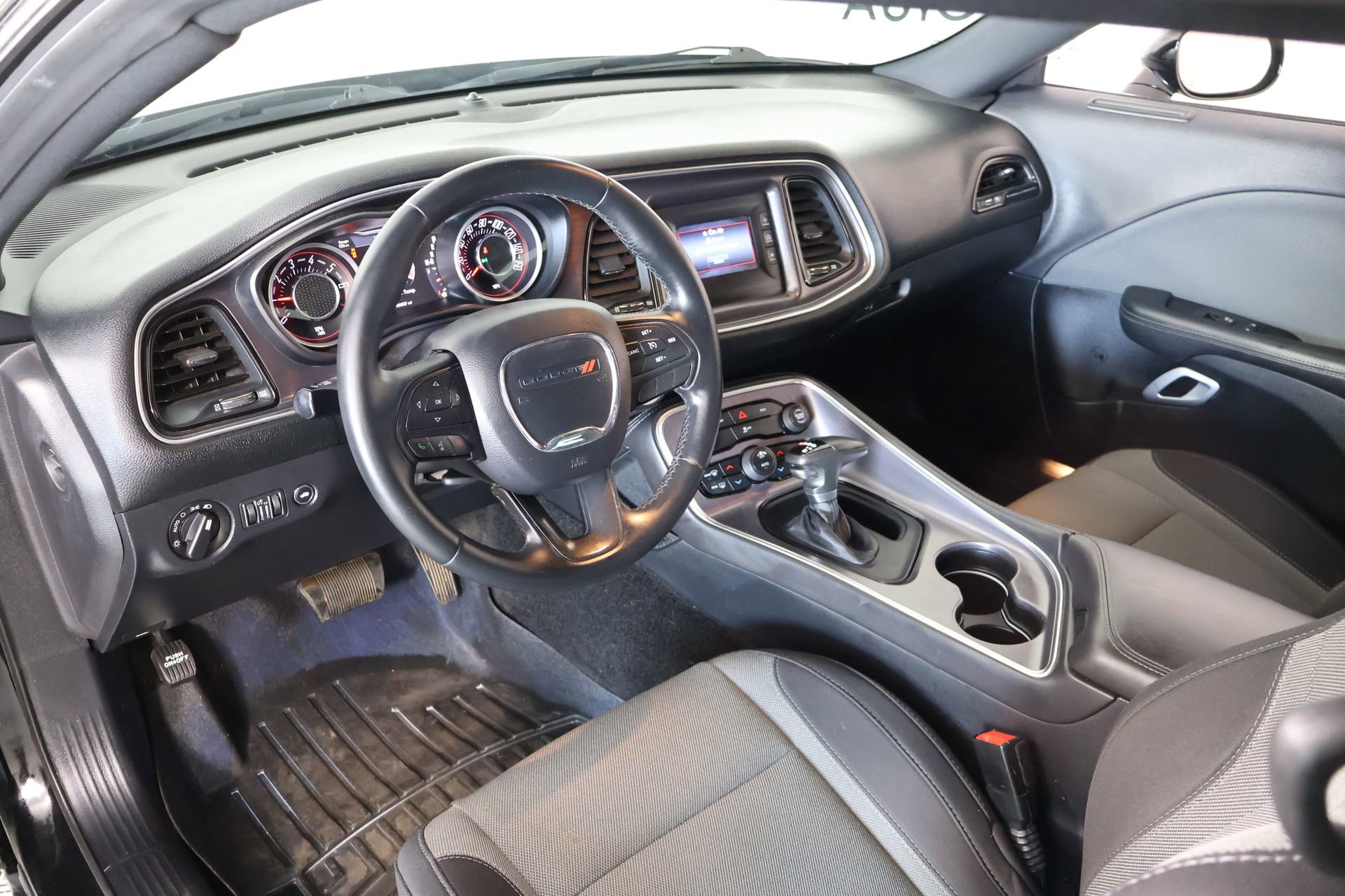 Used 2015 Dodge Challenger SXT RWD image 2
