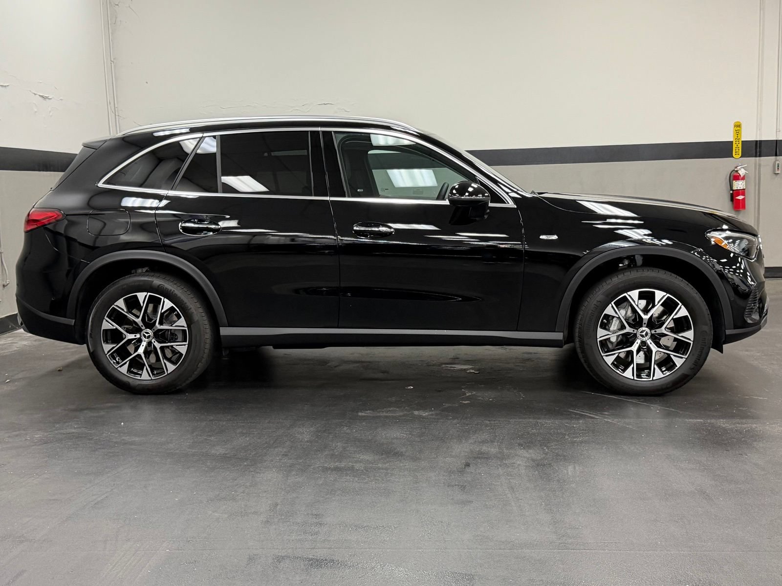 Used 2025 Mercedes-Benz GLC 350e 4MATIC image 3