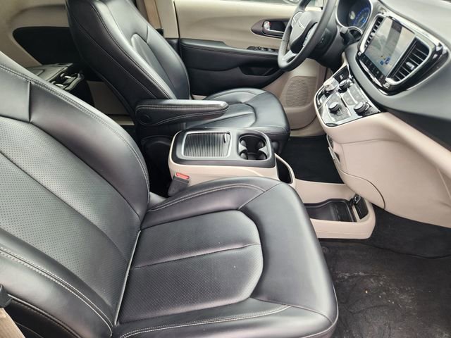 Used 2023 Chrysler Pacifica Touring-L FWD image 13
