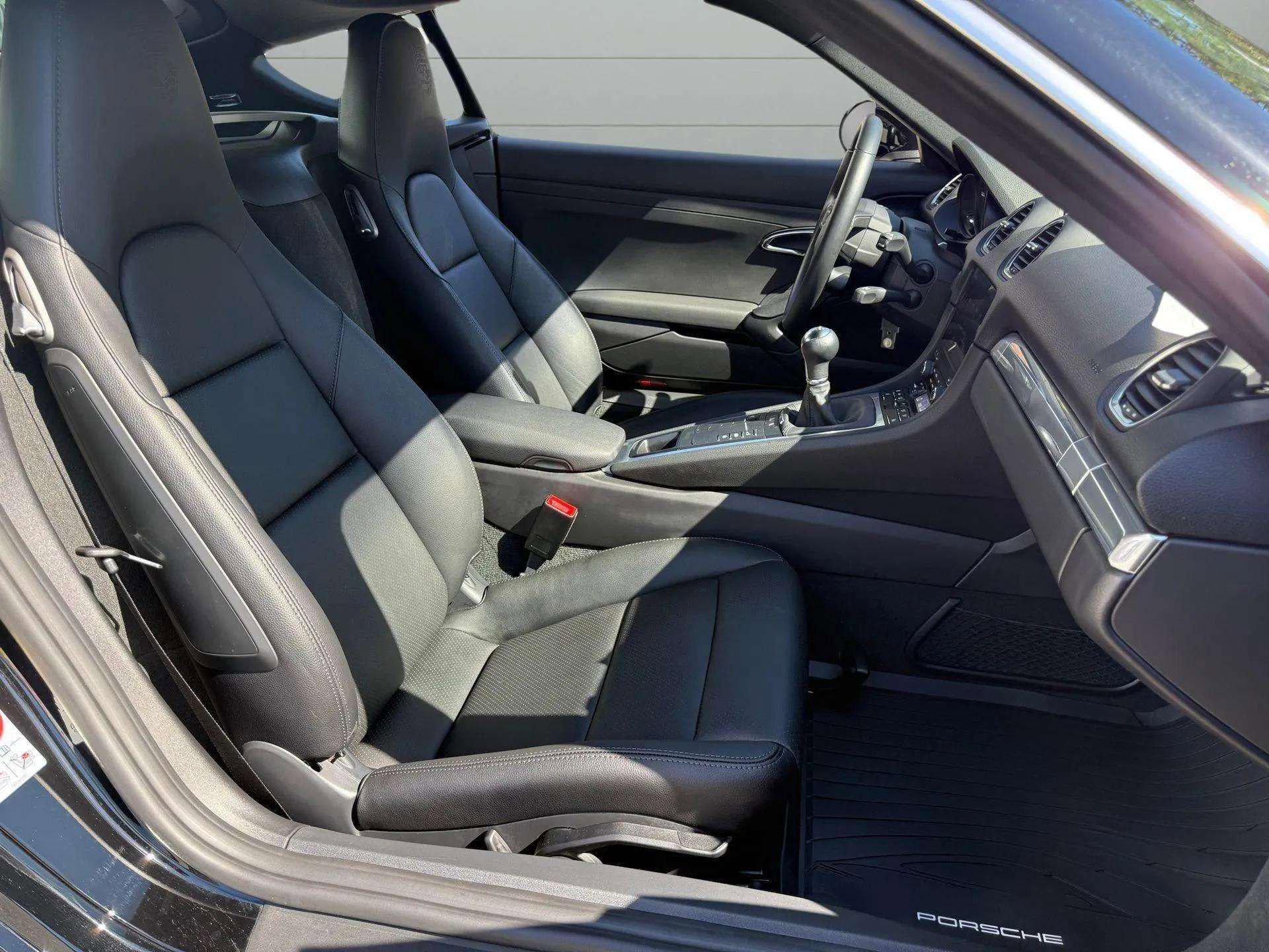 Used 2024 Porsche 718 Cayman w/ Sport Chrono Package image 27