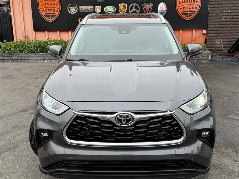 Used 2022 Toyota Highlander XLE AWD/4WD image 3