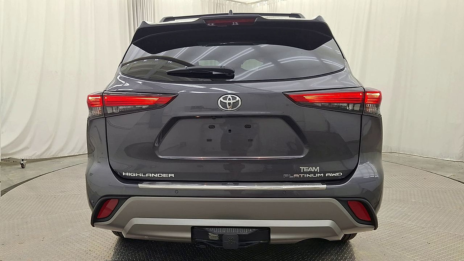 Used 2022 Toyota Highlander Platinum AWD/4WD image 2