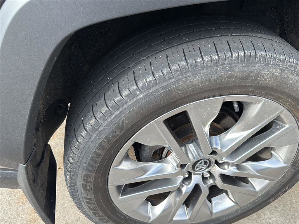 Used 2021 Toyota RAV4 XLE Premium image 13