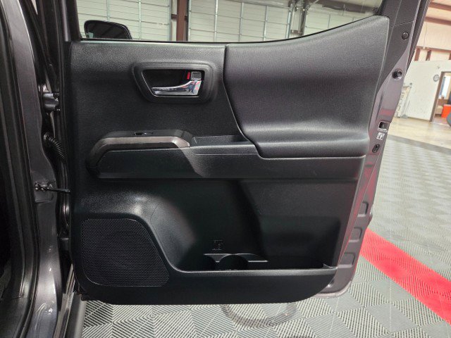 Used 2016 Toyota Tacoma TRD Sport image 39