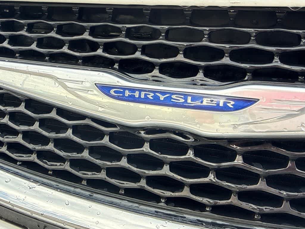 Used 2019 Chrysler Pacifica Touring-L FWD image 9