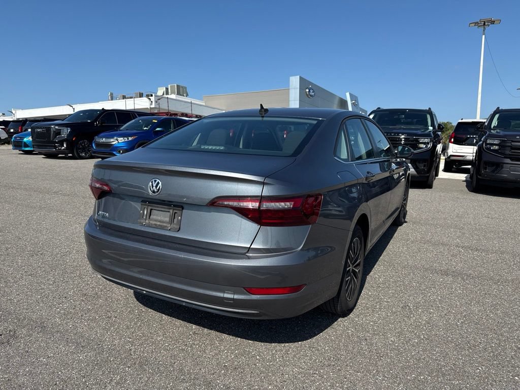 Used 2021 Volkswagen Jetta SE FWD image 2