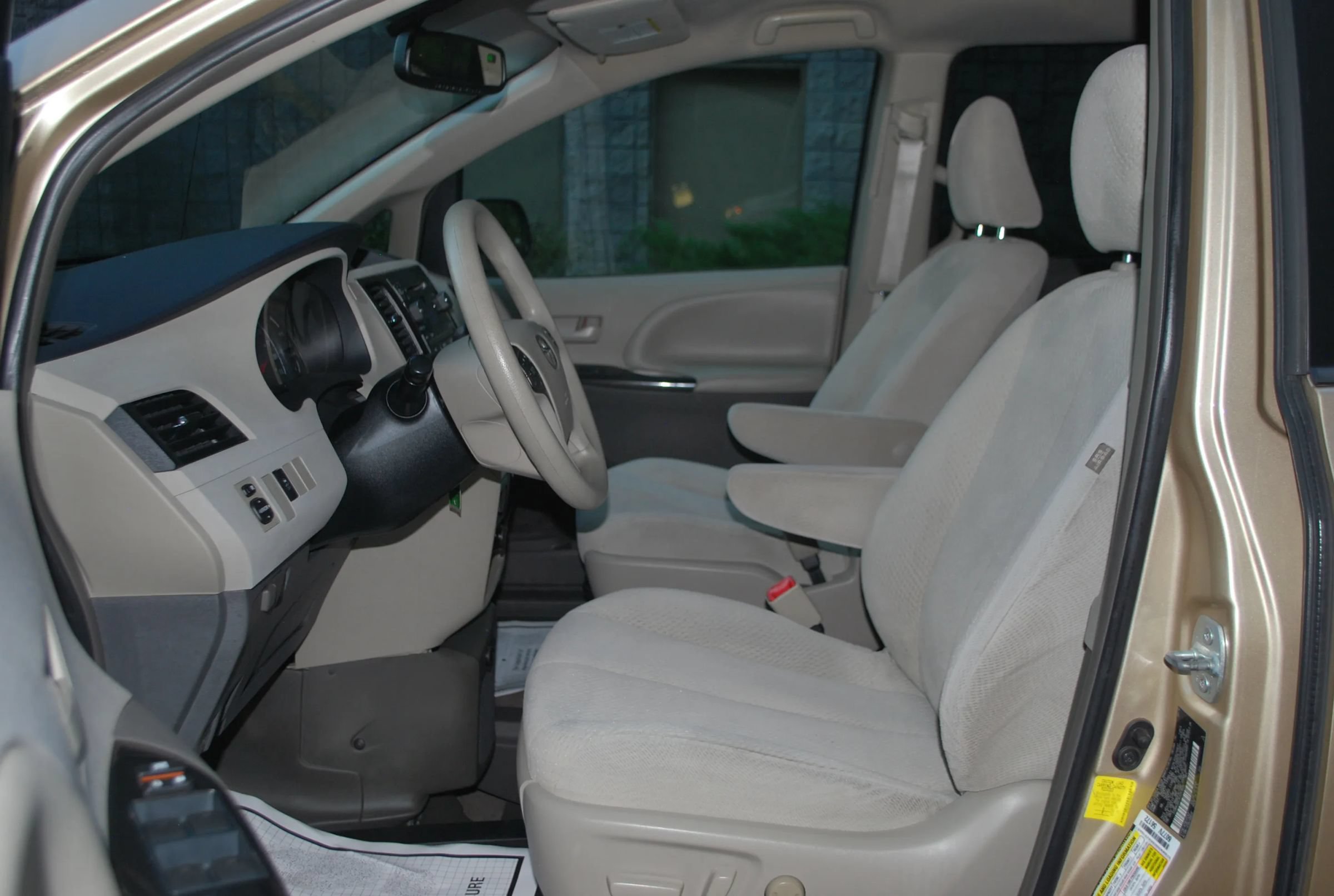 Used 2012 Toyota Sienna LE FWD image 9