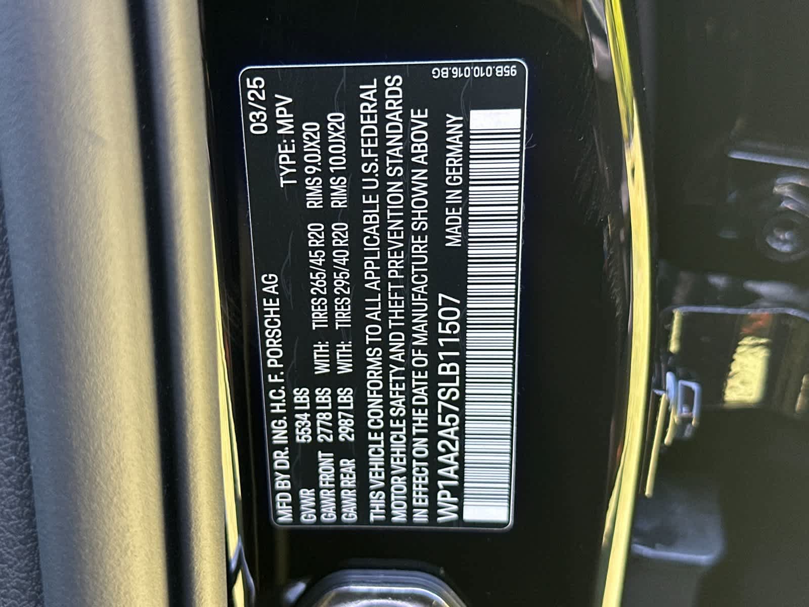 Certified 2025 Porsche Macan AWD/4WD image 32