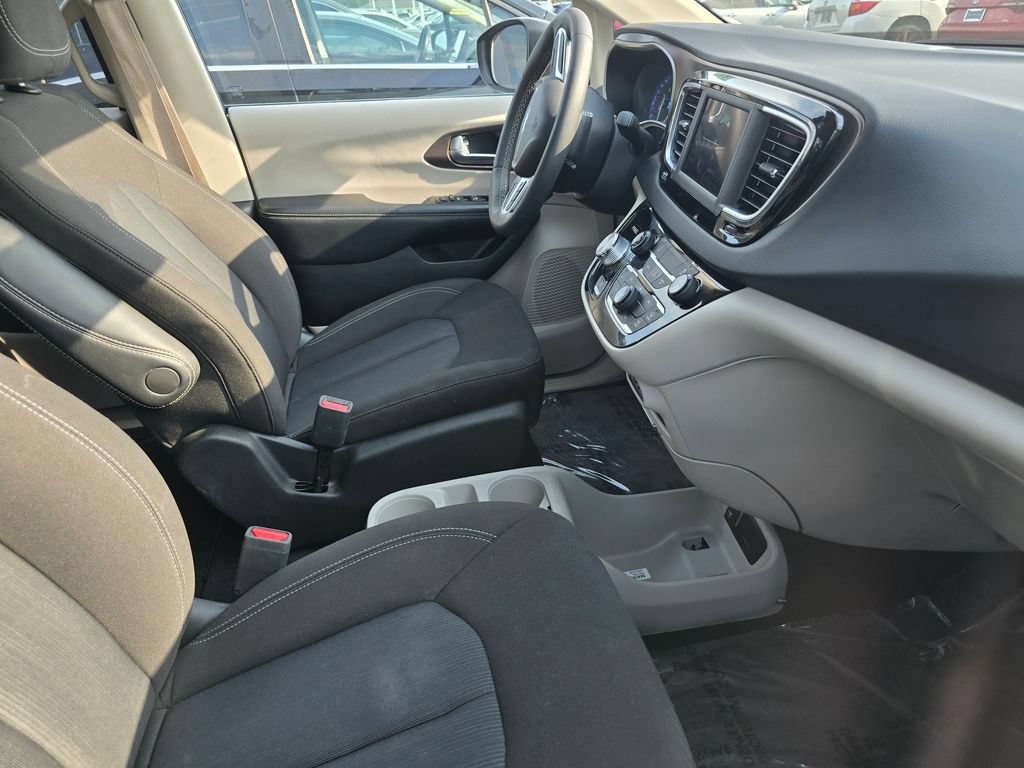 Used 2023 Chrysler Voyager LX FWD image 14