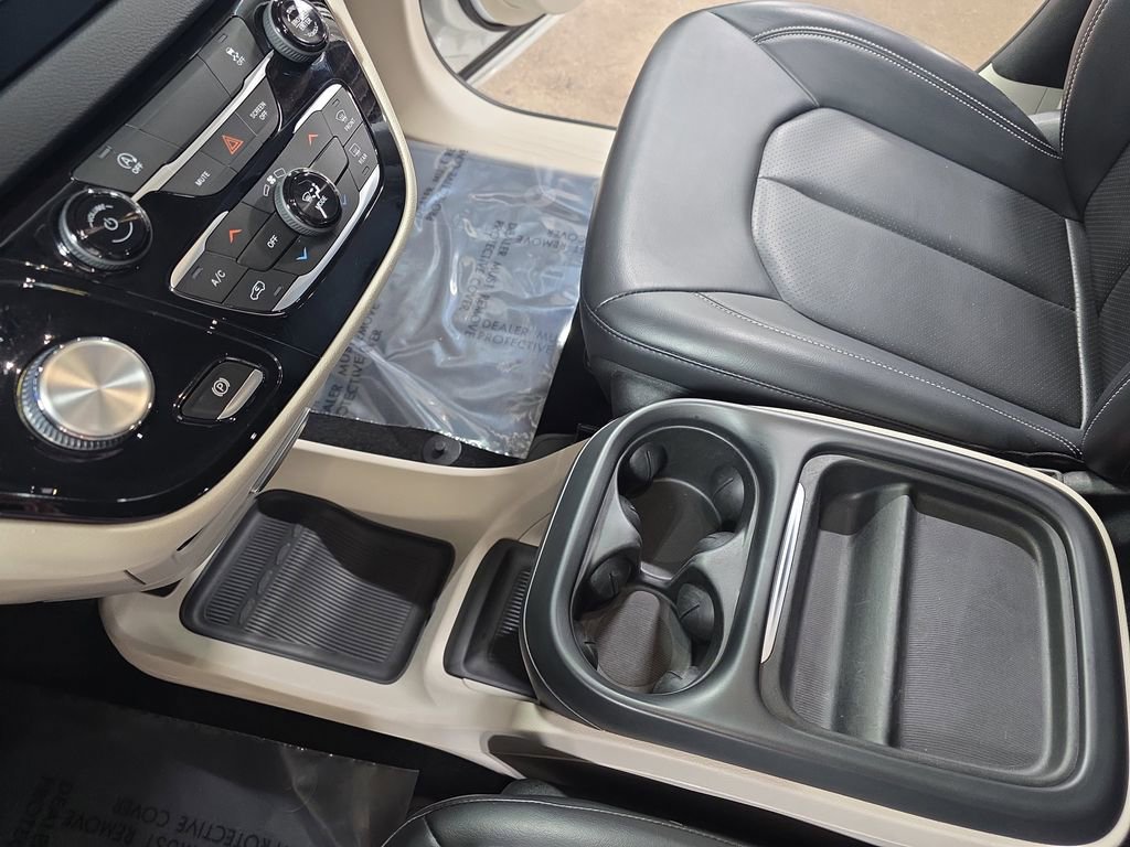 Used 2021 Chrysler Voyager Lxi image 24