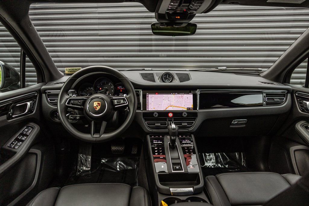 Certified 2025 Porsche Macan image 12
