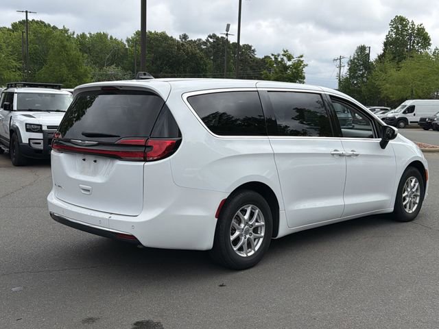 Used 2023 Chrysler Pacifica Touring-L FWD image 5