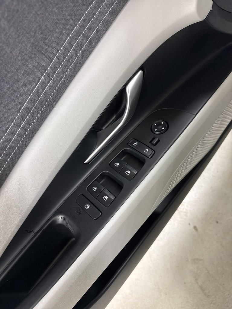 Used 2025 Hyundai Elantra Limited image 18