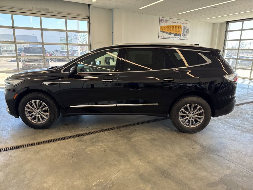 Used 2023 Buick Enclave Essence image 6