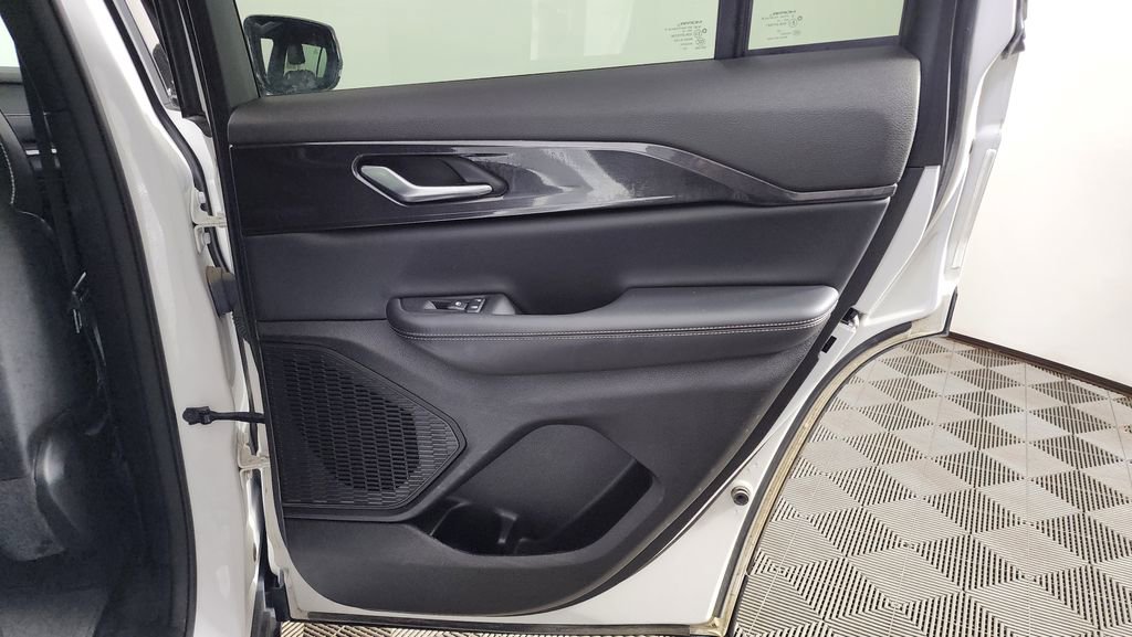 Used 2023 Jeep Grand Cherokee Altitude image 31