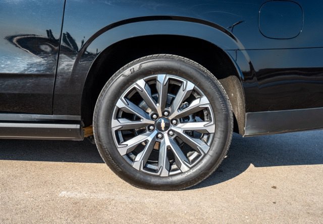 Used 2025 Chevrolet Suburban High Country AWD/4WD image 12