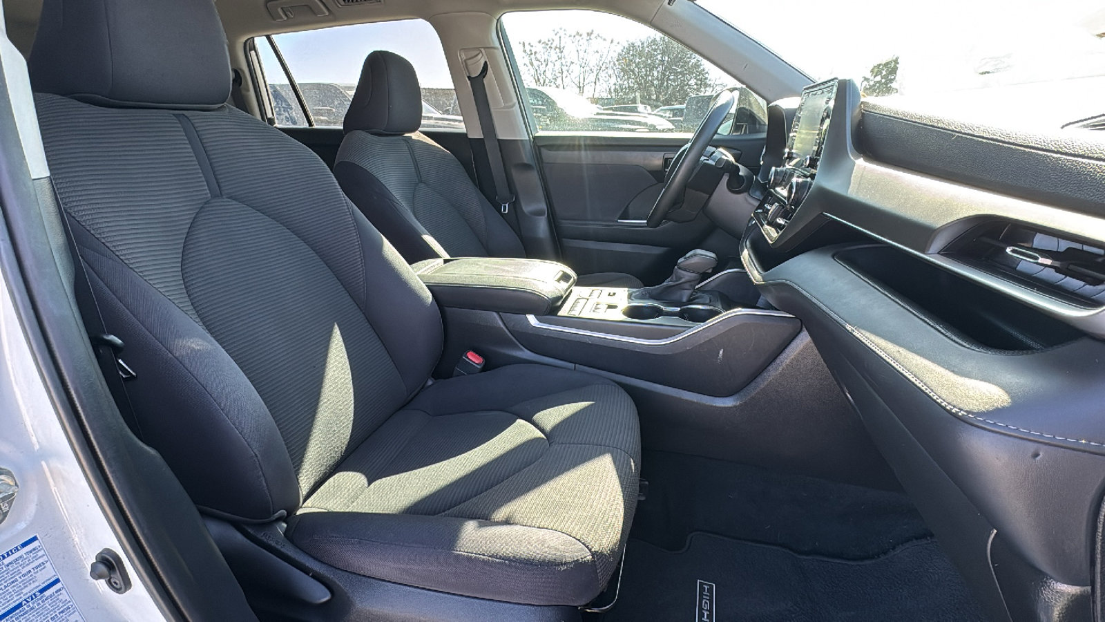 Used 2020 Toyota Highlander L image 31