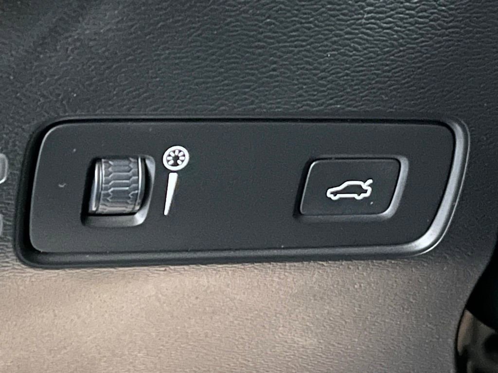 Used 2020 Volvo XC40 T5 Momentum image 15