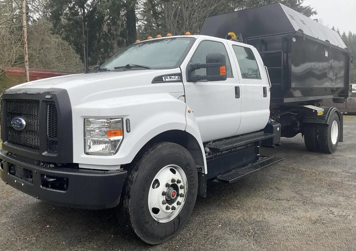 Used 2023 Ford F750 2WD Crew Cab Super Duty image 1