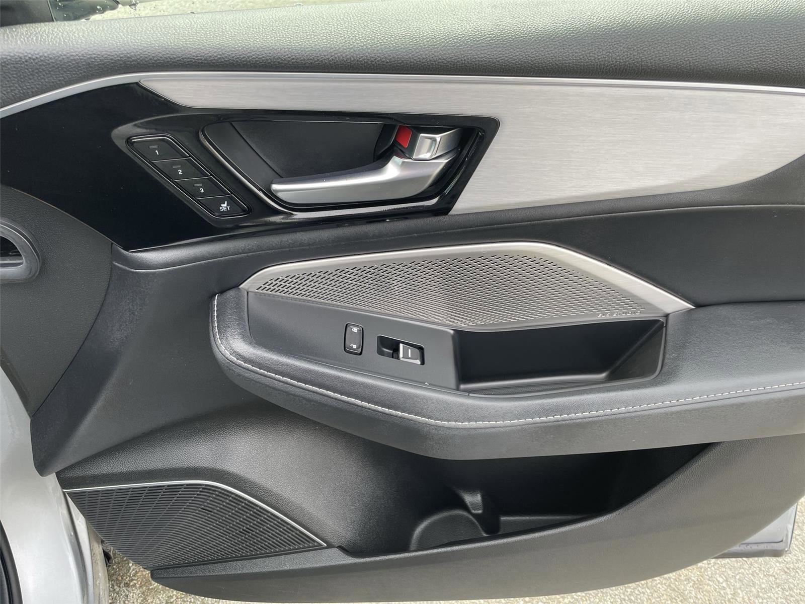 Used 2023 Acura MDX SH-AWD w/ Technology Package image 30