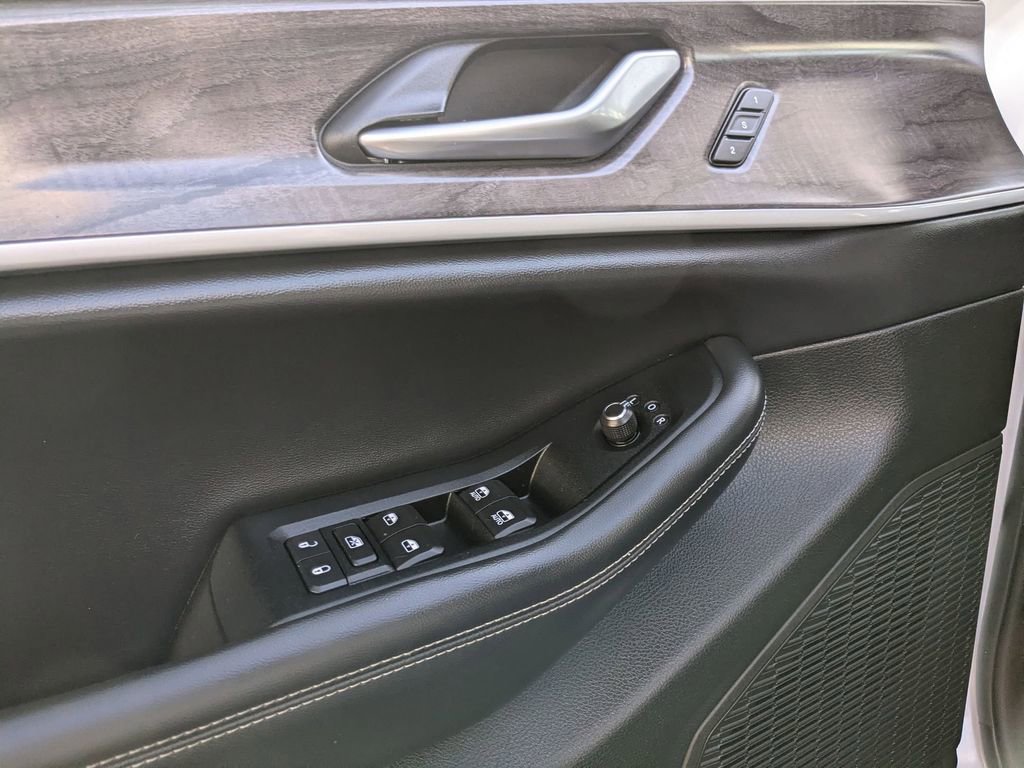 Used 2023 Jeep Grand Cherokee L Limited w/ Black Appearance Package image 14