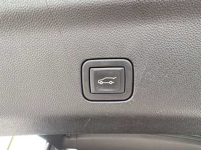 Used 2023 Chevrolet Suburban Premier image 14