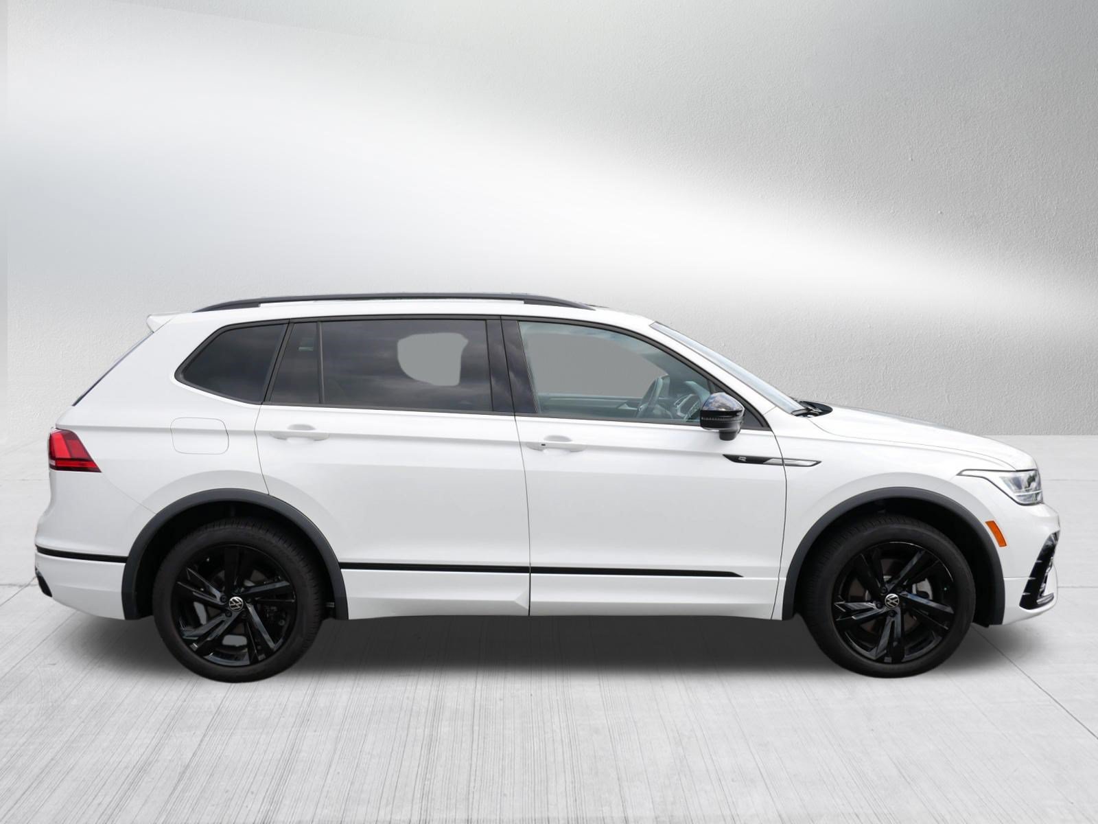 Used 2024 Volkswagen Tiguan SE R-Line AWD/4WD image 8