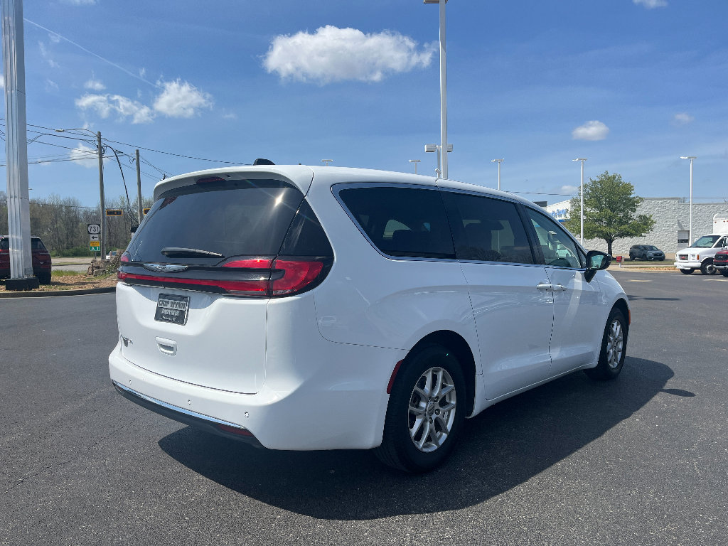 Used 2024 Chrysler Pacifica Touring-L image 8