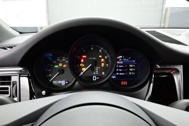 Certified 2025 Porsche Macan AWD/4WD image 9