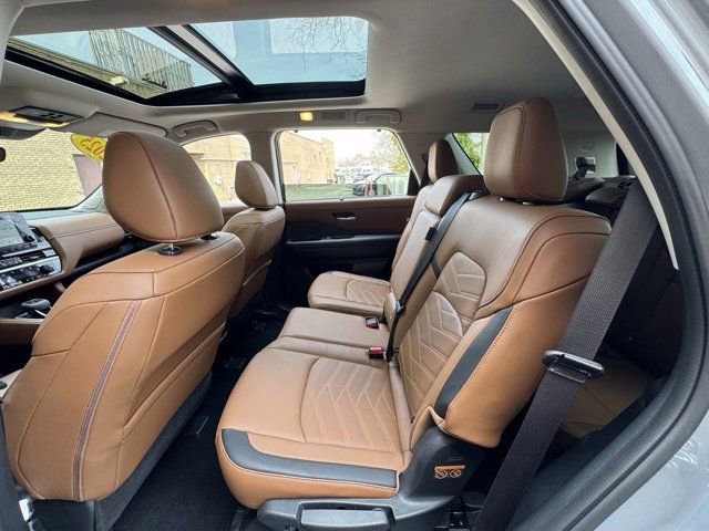 Used 2025 Nissan Pathfinder Platinum w/ Cargo Package image 29
