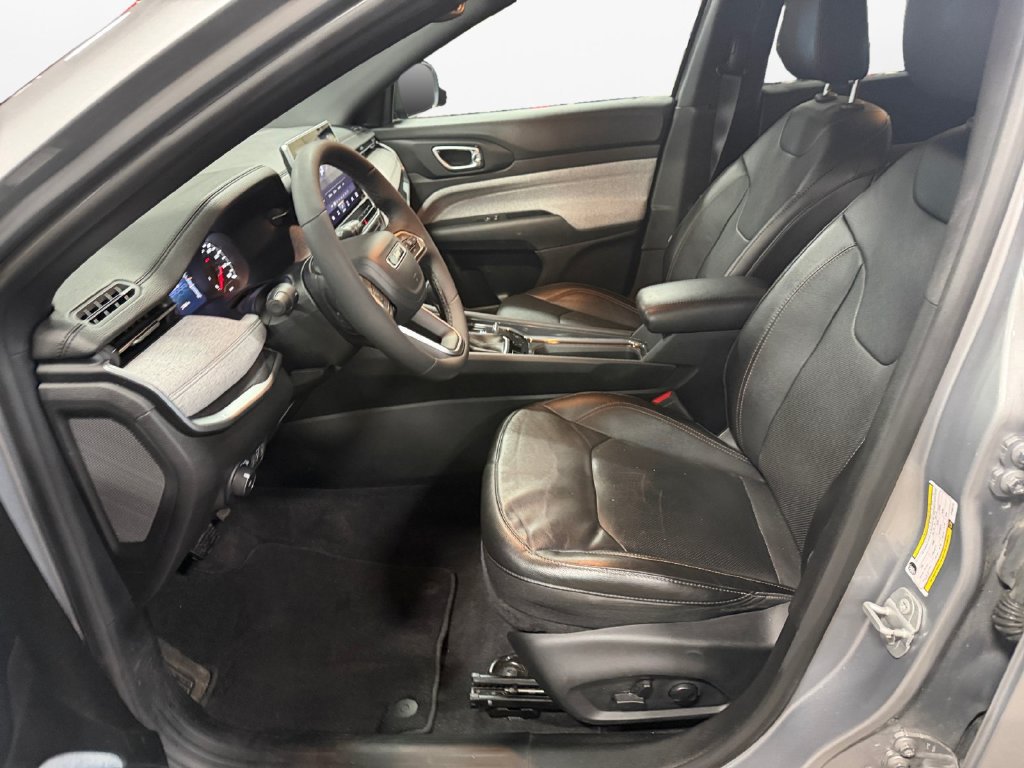 Used 2023 Jeep Compass Latitude AWD/4WD image 17