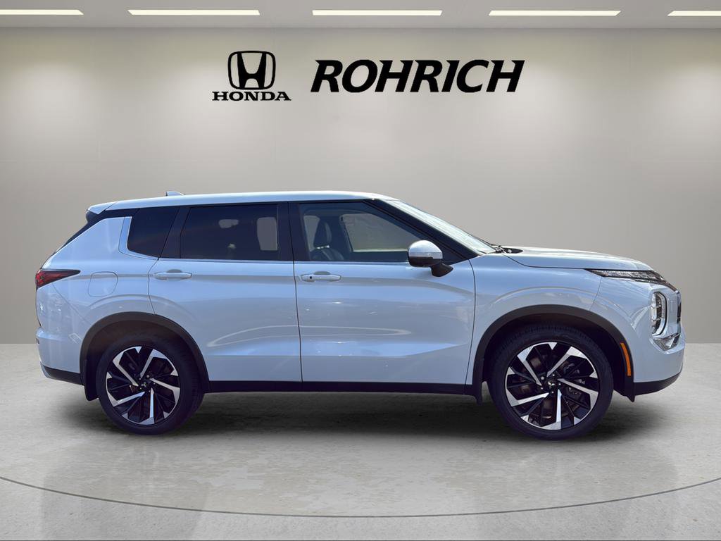 Used 2023 Mitsubishi Outlander SE Black Edition image 5