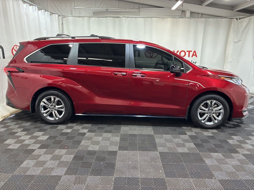 Used 2022 Toyota Sienna XSE image 10