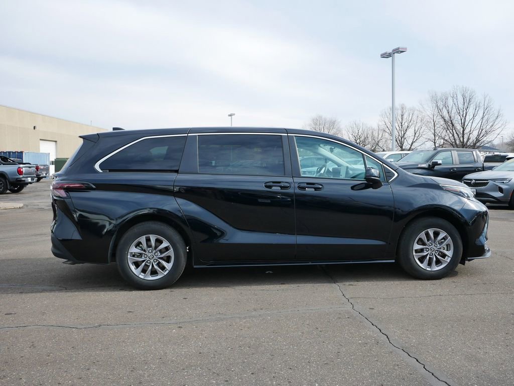 Used 2025 Toyota Sienna LE FWD image 10