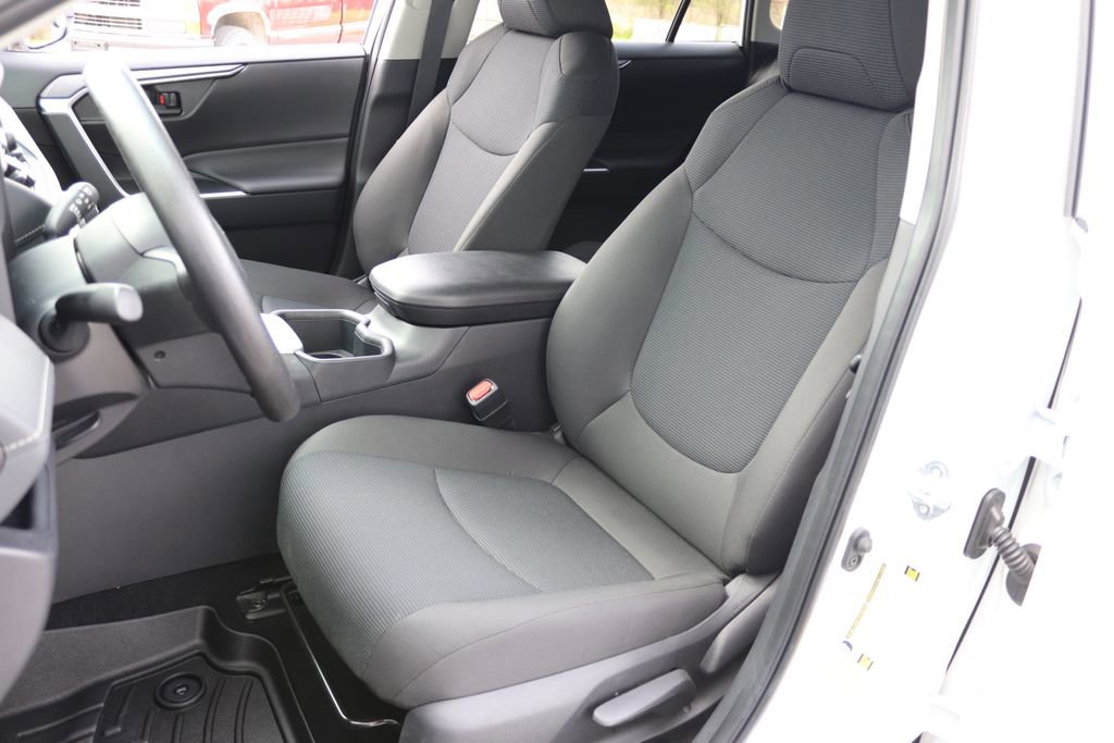 Used 2025 Toyota RAV4 LE AWD/4WD image 5