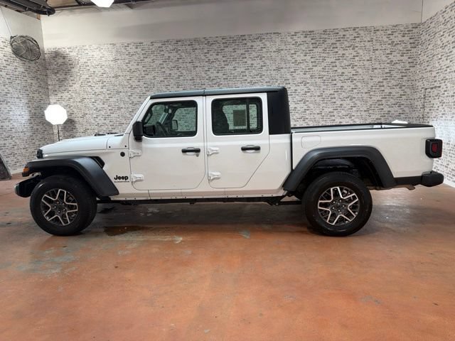 Used 2024 Jeep Gladiator Sport AWD/4WD image 4