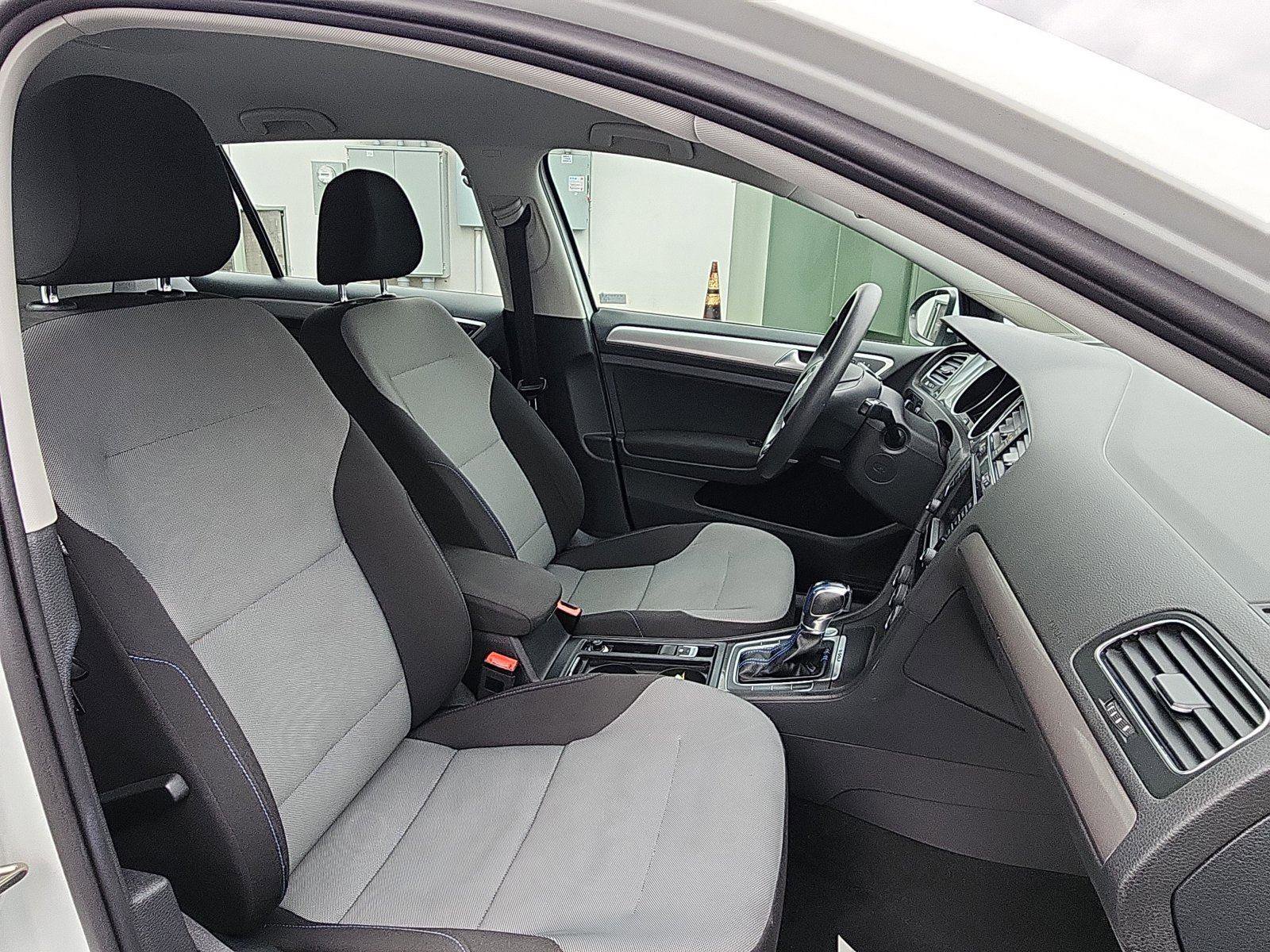 Used 2016 Volkswagen e-Golf SE w/ DC Fast Charging Package image 23