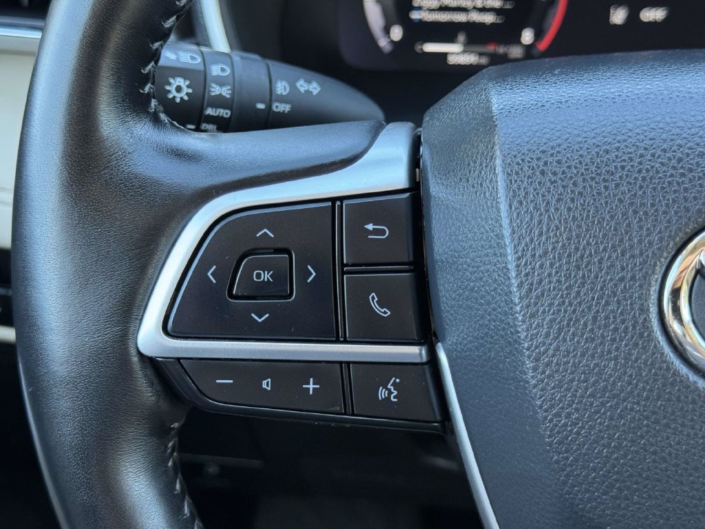 Used 2023 Toyota Highlander Limited FWD image 11