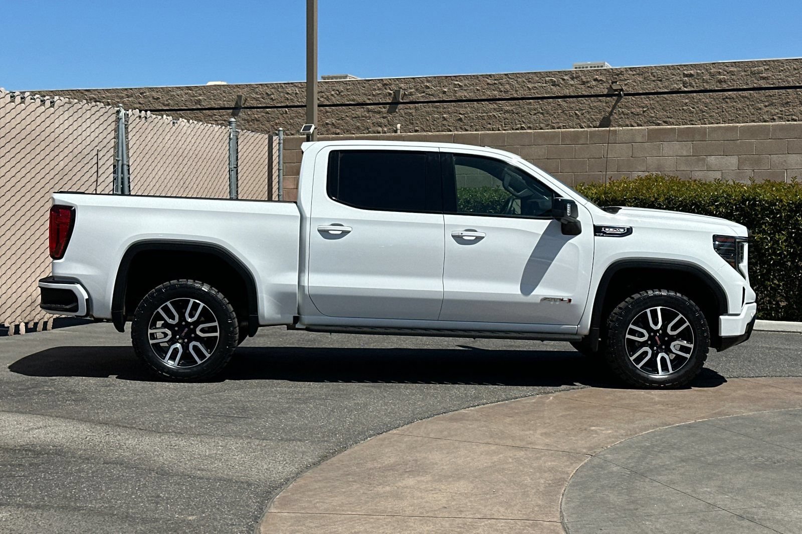 Certified 2023 GMC Sierra 1500 AT4 w/ AT4 Premium Package AWD/4WD image 3