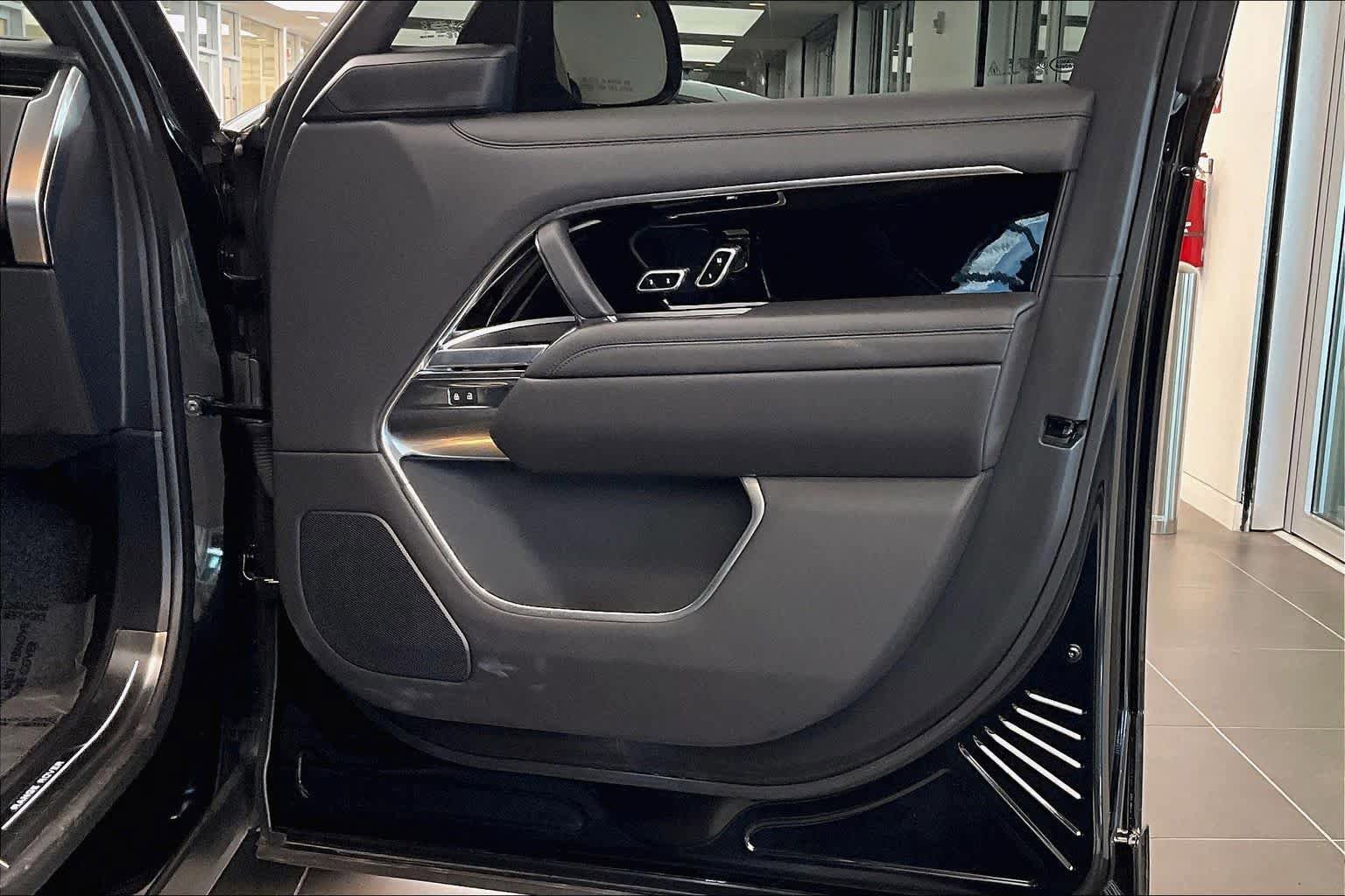Used 2025 Land Rover Range Rover SE AWD/4WD image 22